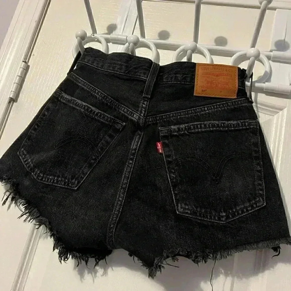 501 DISTRESSED  BLACK LEVIS JEAN SHORTS IN SIZE 24 - Picture 4 of 6